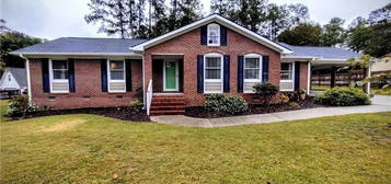 820 Hillcrest Dr, Rockingham, NC 28379