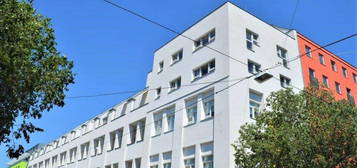 UNBEFRISTET, HOFRUHELAGE, 68 m2 Altbau mit 6 m2 Balkon, Wohnküche, 1 Zimmer, Wannenbad, Parketten, gefördert