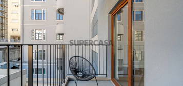 Apartamento T1 com garagem, nas Avenidas Novas, Lisboa