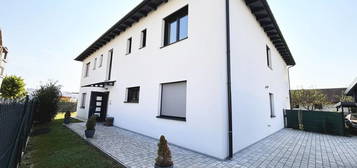 Moderne Neubauwohnung mit Balkon und Carport