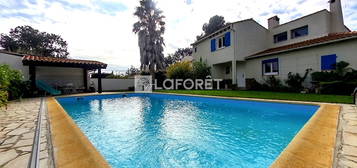 Villa 4 faces avec piscine sur terrain arboré