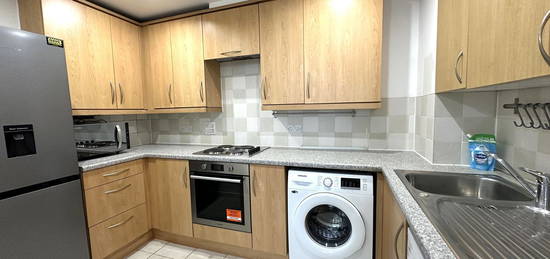 Flat to rent in Bedfont Lane, Feltham TW13