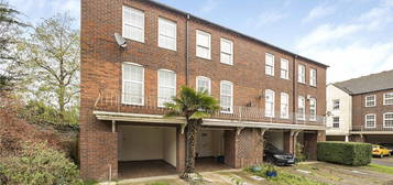 End terrace house to rent in Park Crescent, Twickenham TW2