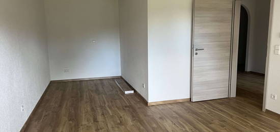 Geräumige, top renovierte 1,5 -  Zimmer - Wohnung mit großem Balkon in begehrter Wohnanlage