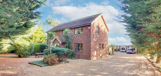 6 bedroom detached house for sale