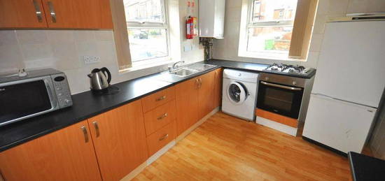 Shared accommodation to rent in Cardigan Lane, Hyde Park, Leeds LS6