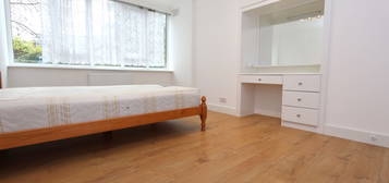 Flat to rent in Ashbourne Close, London N12