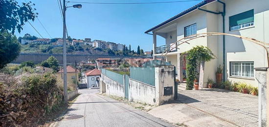 Moradia M5 com Jardim e 2 Garagens em Santa Clara