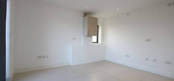 Flat to rent in Victory Court, Litchfield Gardens, Willesden, London NW10