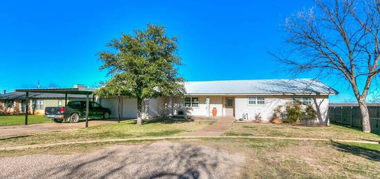 600 McCarver Dr, Ballinger, TX 76821