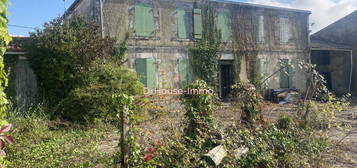 Charentaise ancienne à rénover sur 3200 m2 de terrain constructible