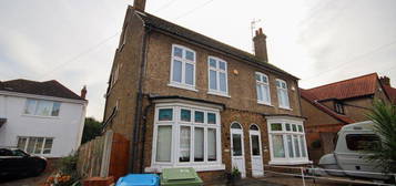 4 bedroom semi-detached house to rent