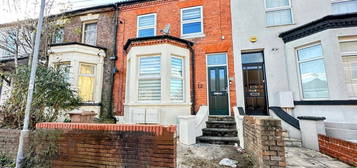 Flat to rent in Salisbury Road, Luton, Bedfordshire LU1