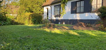 Doppelhaushälfte in idyllischer Lage mit schönem Garten