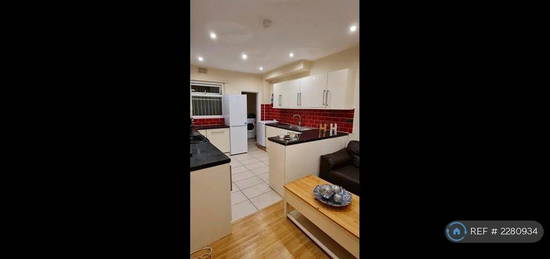 5 bedroom terraced house