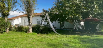 Découvrez cette superbe maison de plain-pied, méticuleusement restaurée avec une touche contemporaine, située à seulement 15 minutes de Villeneuve-sur-Lot !