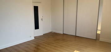 Bel appartement F2 avec balcon, cave et place de stationneme