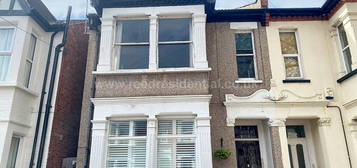 Flat to rent in Burdett Avenue, Westcliff On Sea SS0