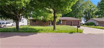 512 4th St NW, New Richland, MN 56072