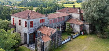 Quinta do Séc. XVIII, com solar, capela e vinha, situada na margem do