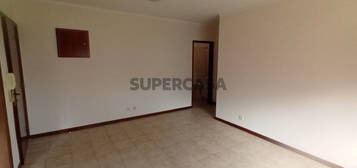 Loures: Apartamento T1 c/ vistas desafogadas