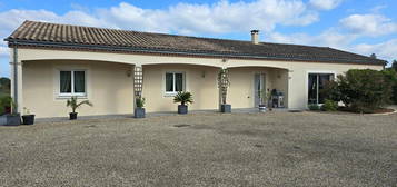 Maison traditionnelle de plain pied, type 6, sur un terrain plat et clos de 3296 m²