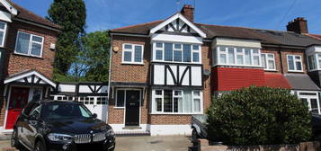 Property to rent in Brackley Square, Woodford Green IG8