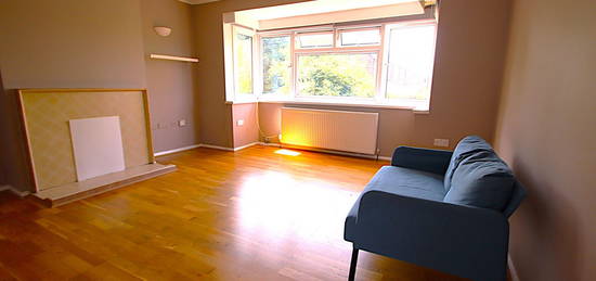 Maisonette to rent in Station Road, Edgware HA8