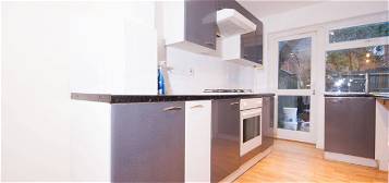 Flat to rent in Graham Road, Mitcham CR4