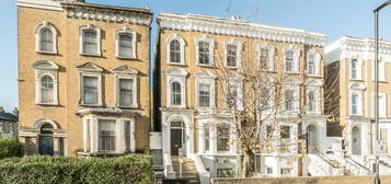 Flat to rent in Cavendish Road, London SW12