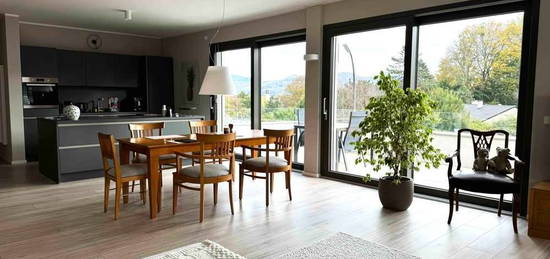 Moderne Wohnung mit Küche, Terrasse und Tiefgarage