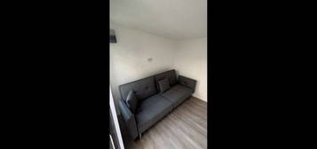 Room to rent in Blackwell Drive, Watford WD19