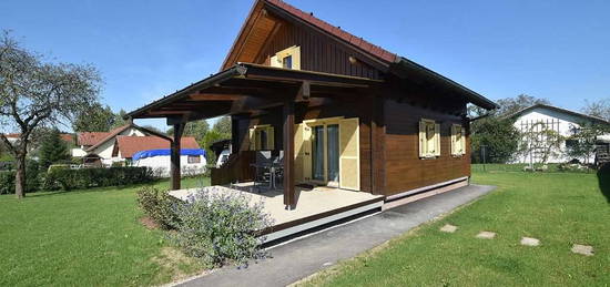 Gepflegtes Holzhaus mit großem Garten