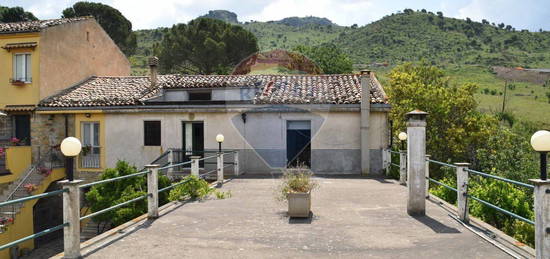 Casale/cascina in vendita a San Mauro Castelverde