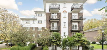 Flat to rent in Brompton Park Crescent, London SW6