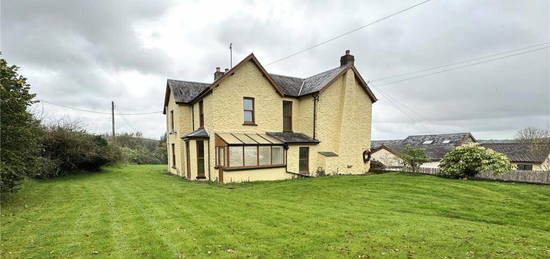 5 bedroom detached house