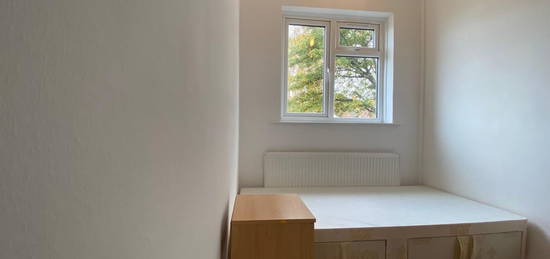 Room to rent in Woodmansterne Road, London SW16