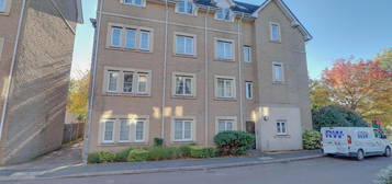 Flat for sale in Walnut Close, Laindon, Basildon SS15