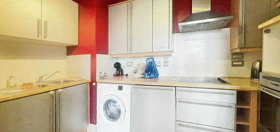 Flat to rent in Queen Street, Cardiff CF10