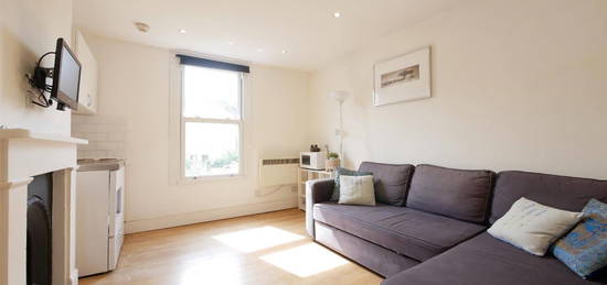 Studio to rent in Ferme Park Road, Finsbury Park N4