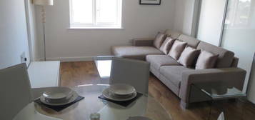 Flat to rent in Park Lodge Avenue, West Drayton UB7