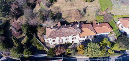 PORZIONE DI VILLA SINGOLA CON AMPIO TERRENO