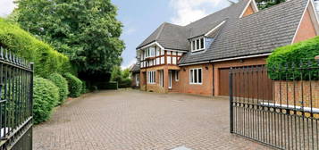 5 bedroom detached house