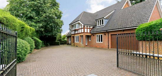 5 bedroom detached house