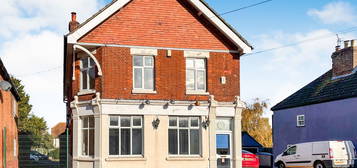 Flat to rent in High Street, Sittingbourne, Kent ME9