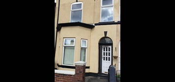 Flat to rent in Glen Avenue, Manchester M9