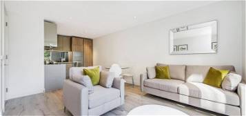 Flat to rent in Lang Court, Smithfield Square, Hornsey N8