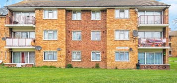 Flat for sale in Bourne Avenue, Hayes, Middlesex UB3