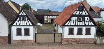 Zwei kleine sanierungsbedürftige Einfamilienhäuser auf großem Grundstück in Steinweiler