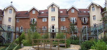 Flat to rent in Lumley Road, Horley RH6